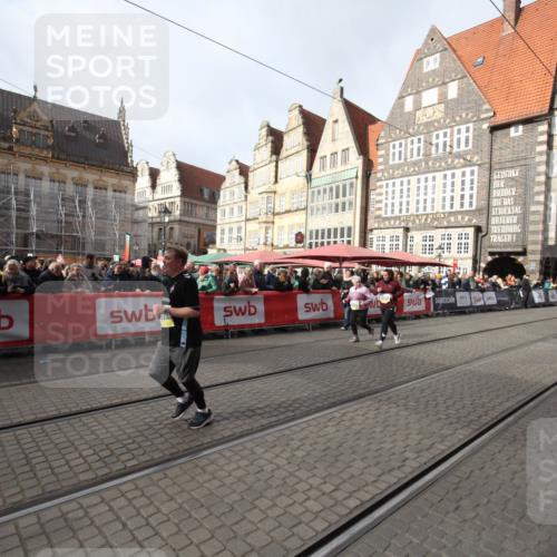 05.10.2025 - 20. swb-Marathon Bremen Yannick Fuchs http://msf.ph/oto/9309673 05.10.2025 11:17:03 Ziel 9698, 10728, 10752 meine-sportfotos.de