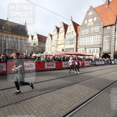 05.10.2025 - 20. swb-Marathon Bremen Yannick Fuchs http://msf.ph/oto/9309675 05.10.2025 11:17:03 Ziel 9698, 10728, 10752 meine-sportfotos.de