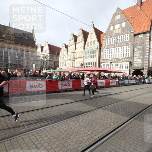 05.10.2025 - 20. swb-Marathon Bremen Yannick Fuchs http://msf.ph/oto/9309677 05.10.2025 11:17:03 Ziel 9698, 10728, 10752 meine-sportfotos.de