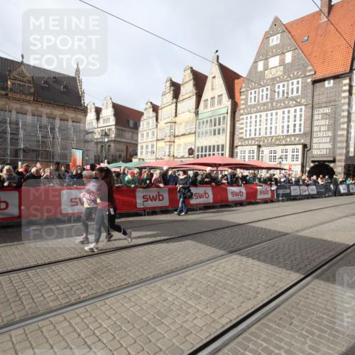 05.10.2025 - 20. swb-Marathon Bremen Yannick Fuchs http://msf.ph/oto/9309692 05.10.2025 11:17:05 Ziel 10728, 10752 meine-sportfotos.de