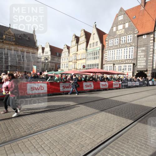 05.10.2025 - 20. swb-Marathon Bremen Yannick Fuchs http://msf.ph/oto/9309696 05.10.2025 11:17:05 Ziel 10728, 10752 meine-sportfotos.de