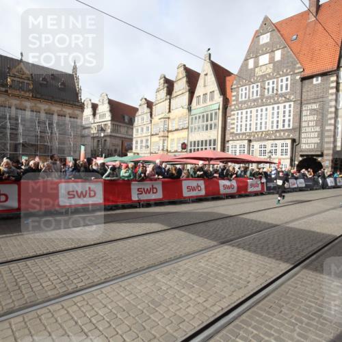 05.10.2025 - 20. swb-Marathon Bremen Yannick Fuchs http://msf.ph/oto/9309831 05.10.2025 11:17:22 Ziel 11008 meine-sportfotos.de