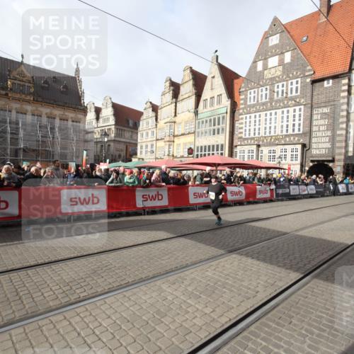 05.10.2025 - 20. swb-Marathon Bremen Yannick Fuchs http://msf.ph/oto/9309847 05.10.2025 11:17:24 Ziel 11008 meine-sportfotos.de