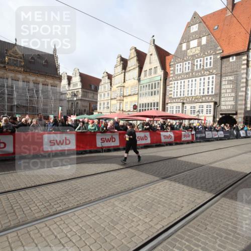 05.10.2025 - 20. swb-Marathon Bremen Yannick Fuchs http://msf.ph/oto/9309851 05.10.2025 11:17:25 Ziel 11008 meine-sportfotos.de