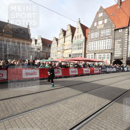 05.10.2025 - 20. swb-Marathon Bremen Yannick Fuchs http://msf.ph/oto/9309855 05.10.2025 11:17:25 Ziel 11008 meine-sportfotos.de