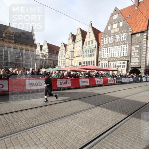 05.10.2025 - 20. swb-Marathon Bremen Yannick Fuchs http://msf.ph/oto/9309857 05.10.2025 11:17:26 Ziel 11008 meine-sportfotos.de