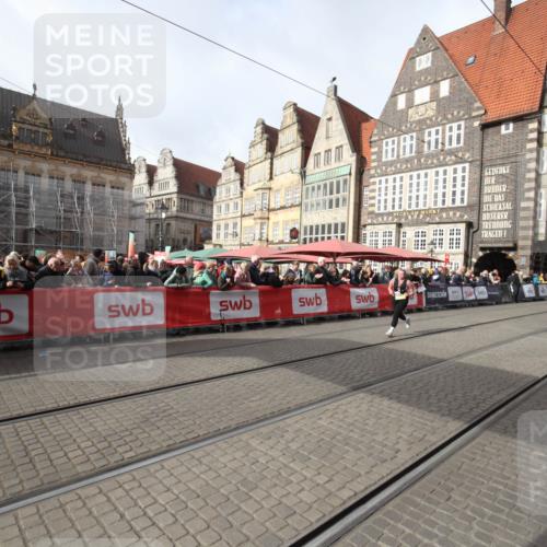 05.10.2025 - 20. swb-Marathon Bremen Yannick Fuchs http://msf.ph/oto/9309903 05.10.2025 11:17:31 Ziel 9805 meine-sportfotos.de