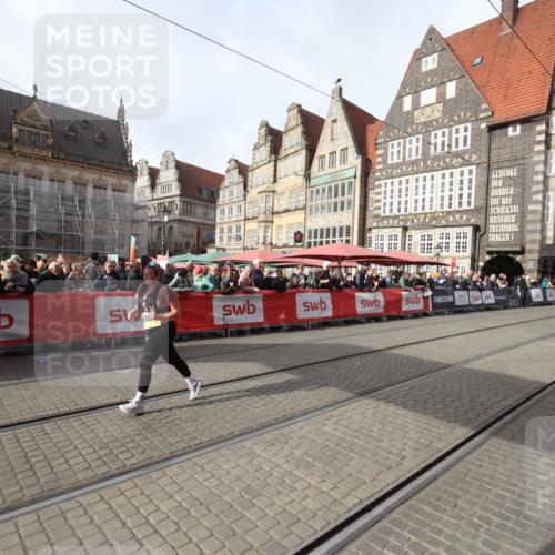 05.10.2025 - 20. swb-Marathon Bremen Yannick Fuchs http://msf.ph/oto/9309919 05.10.2025 11:17:33 Ziel 9805 meine-sportfotos.de