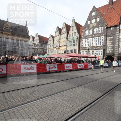 05.10.2025 - 20. swb-Marathon Bremen Yannick Fuchs http://msf.ph/oto/9309992 05.10.2025 11:17:43 Ziel 9869, 10312, 10465 meine-sportfotos.de