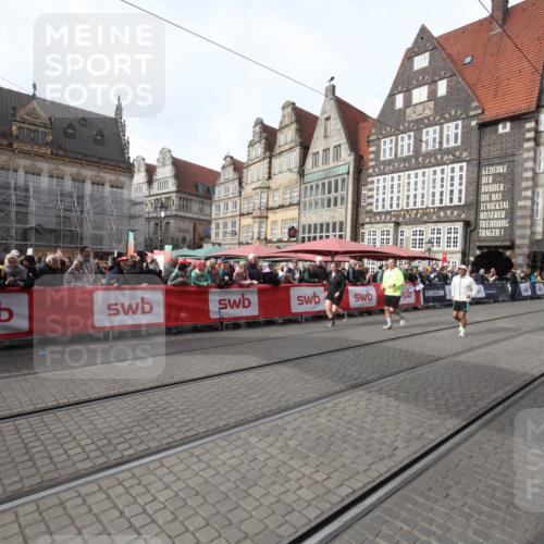 05.10.2025 - 20. swb-Marathon Bremen Yannick Fuchs http://msf.ph/oto/9310003 05.10.2025 11:17:44 Ziel 9869, 10312, 10465 meine-sportfotos.de