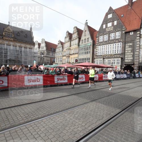 05.10.2025 - 20. swb-Marathon Bremen Yannick Fuchs http://msf.ph/oto/9310008 05.10.2025 11:17:45 Ziel 9869, 10312, 10465 meine-sportfotos.de