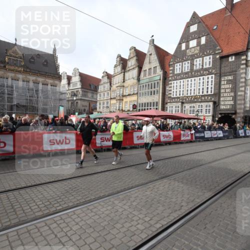 05.10.2025 - 20. swb-Marathon Bremen Yannick Fuchs http://msf.ph/oto/9310017 05.10.2025 11:17:46 Ziel 9869, 10312, 10465 meine-sportfotos.de