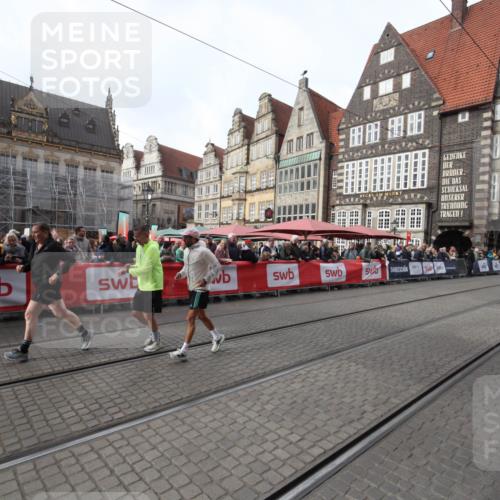 05.10.2025 - 20. swb-Marathon Bremen Yannick Fuchs http://msf.ph/oto/9310021 05.10.2025 11:17:47 Ziel 9869, 10312, 10465 meine-sportfotos.de