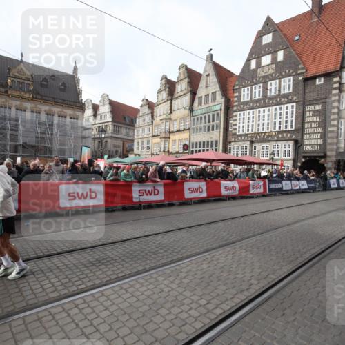 05.10.2025 - 20. swb-Marathon Bremen Yannick Fuchs http://msf.ph/oto/9310028 05.10.2025 11:17:48 Ziel 9869, 10312, 10465 meine-sportfotos.de