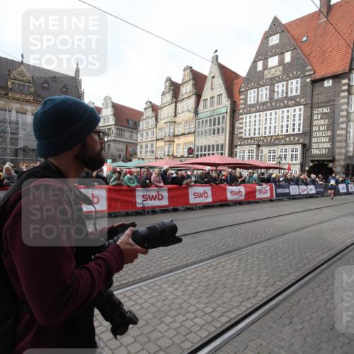 05.10.2025 - 20. swb-Marathon Bremen Yannick Fuchs http://msf.ph/oto/9310142 05.10.2025 11:18:04 Ziel 10808, 10949 meine-sportfotos.de