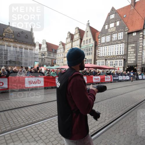 05.10.2025 - 20. swb-Marathon Bremen Yannick Fuchs http://msf.ph/oto/9310146 05.10.2025 11:18:04 Ziel 10808, 10949 meine-sportfotos.de