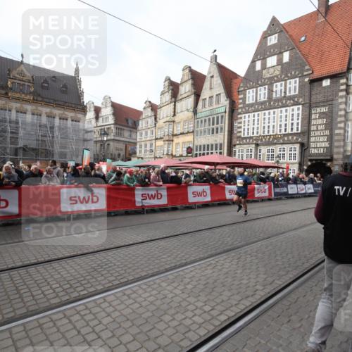 05.10.2025 - 20. swb-Marathon Bremen Yannick Fuchs http://msf.ph/oto/9310163 05.10.2025 11:18:07 Ziel 10808, 11082 meine-sportfotos.de