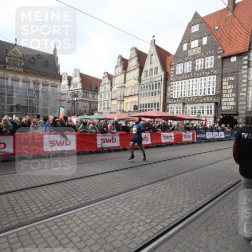 05.10.2025 - 20. swb-Marathon Bremen Yannick Fuchs http://msf.ph/oto/9310169 05.10.2025 11:18:08 Ziel 10808, 11082 meine-sportfotos.de