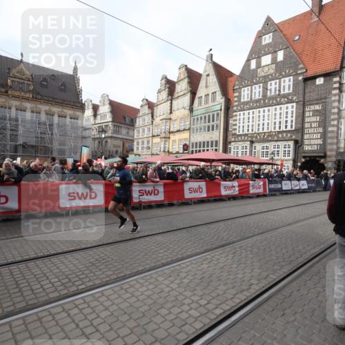 05.10.2025 - 20. swb-Marathon Bremen Yannick Fuchs http://msf.ph/oto/9310173 05.10.2025 11:18:08 Ziel 10808, 11082 meine-sportfotos.de