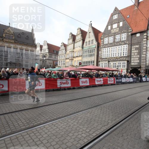 05.10.2025 - 20. swb-Marathon Bremen Yannick Fuchs http://msf.ph/oto/9310177 05.10.2025 11:18:09 Ziel 10808, 11082 meine-sportfotos.de