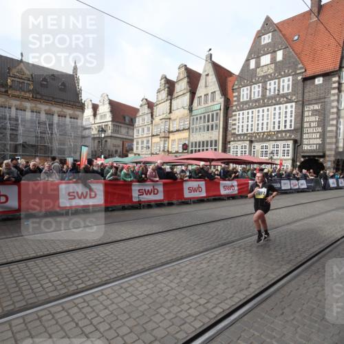 05.10.2025 - 20. swb-Marathon Bremen Yannick Fuchs http://msf.ph/oto/9310190 05.10.2025 11:18:11 Ziel 11082 meine-sportfotos.de