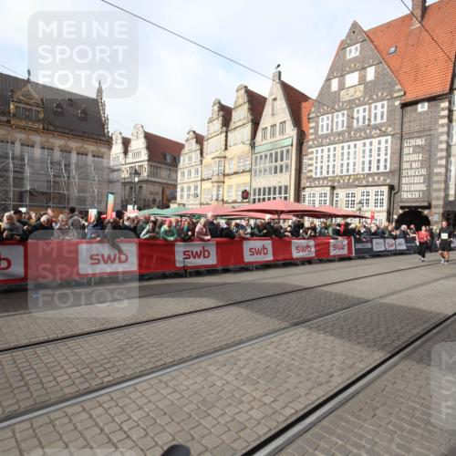 05.10.2025 - 20. swb-Marathon Bremen Yannick Fuchs http://msf.ph/oto/9310228 05.10.2025 11:18:16 Ziel 9465, 9477, 10575 meine-sportfotos.de