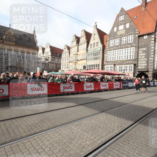 05.10.2025 - 20. swb-Marathon Bremen Yannick Fuchs http://msf.ph/oto/9310236 05.10.2025 11:18:17 Ziel 9465, 9477, 10575 meine-sportfotos.de