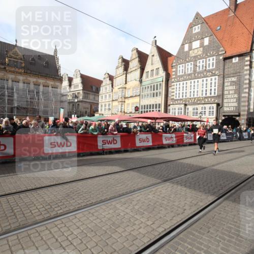 05.10.2025 - 20. swb-Marathon Bremen Yannick Fuchs http://msf.ph/oto/9310244 05.10.2025 11:18:18 Ziel 9465, 9477, 10575 meine-sportfotos.de