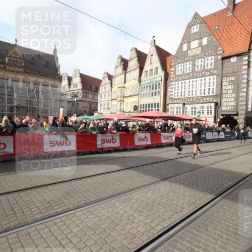 05.10.2025 - 20. swb-Marathon Bremen Yannick Fuchs http://msf.ph/oto/9310250 05.10.2025 11:18:18 Ziel 9465, 9477, 10575 meine-sportfotos.de