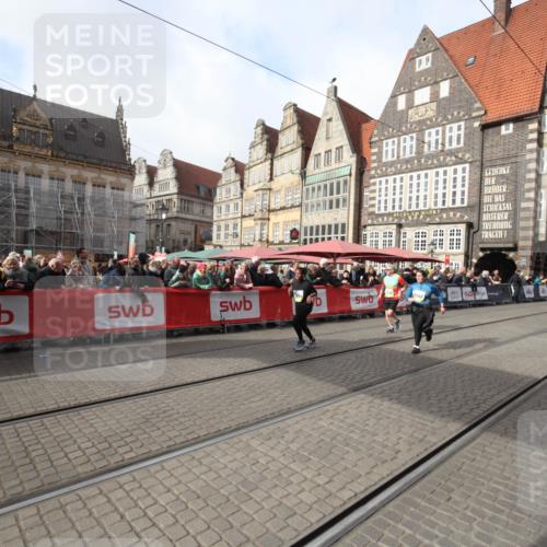 05.10.2025 - 20. swb-Marathon Bremen Yannick Fuchs http://msf.ph/oto/9310287 05.10.2025 11:18:23 Ziel 9348, 10198, 10994 meine-sportfotos.de