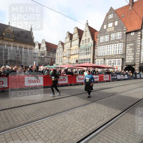 05.10.2025 - 20. swb-Marathon Bremen Yannick Fuchs http://msf.ph/oto/9310293 05.10.2025 11:18:24 Ziel 9348, 10198, 10994 meine-sportfotos.de