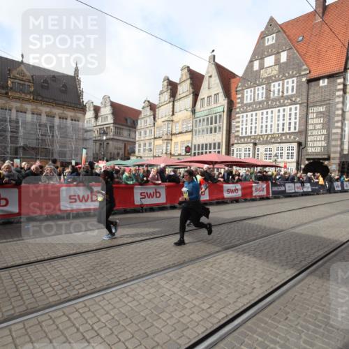 05.10.2025 - 20. swb-Marathon Bremen Yannick Fuchs http://msf.ph/oto/9310296 05.10.2025 11:18:24 Ziel 9348, 10198, 10994 meine-sportfotos.de