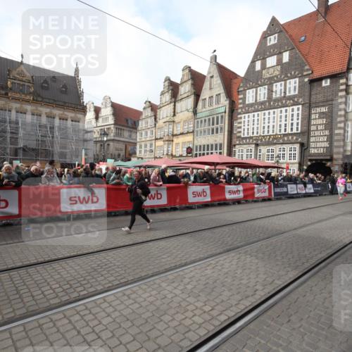 05.10.2025 - 20. swb-Marathon Bremen Yannick Fuchs http://msf.ph/oto/9310365 05.10.2025 11:18:33 Ziel 11043 meine-sportfotos.de