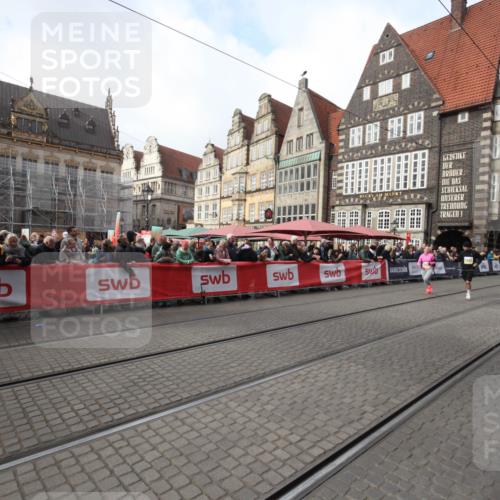 05.10.2025 - 20. swb-Marathon Bremen Yannick Fuchs http://msf.ph/oto/9310386 05.10.2025 11:18:36 Ziel 10076, 11690 meine-sportfotos.de