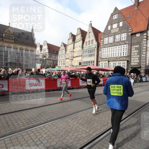 05.10.2025 - 20. swb-Marathon Bremen Yannick Fuchs http://msf.ph/oto/9310411 05.10.2025 11:18:39 Ziel 10076, 10472, 11690 meine-sportfotos.de