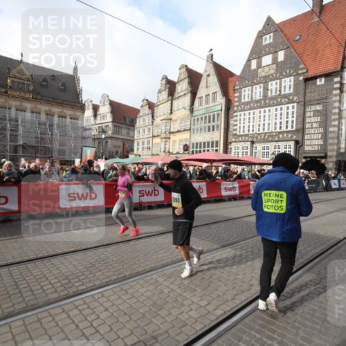 05.10.2025 - 20. swb-Marathon Bremen Yannick Fuchs http://msf.ph/oto/9310412 05.10.2025 11:18:39 Ziel 10076, 10472, 11690 meine-sportfotos.de