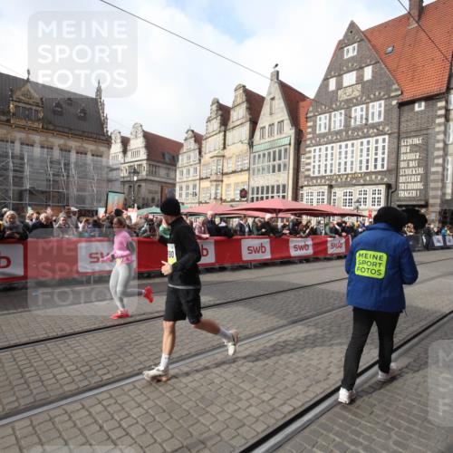 05.10.2025 - 20. swb-Marathon Bremen Yannick Fuchs http://msf.ph/oto/9310414 05.10.2025 11:18:39 Ziel 10076, 10472, 11690 meine-sportfotos.de