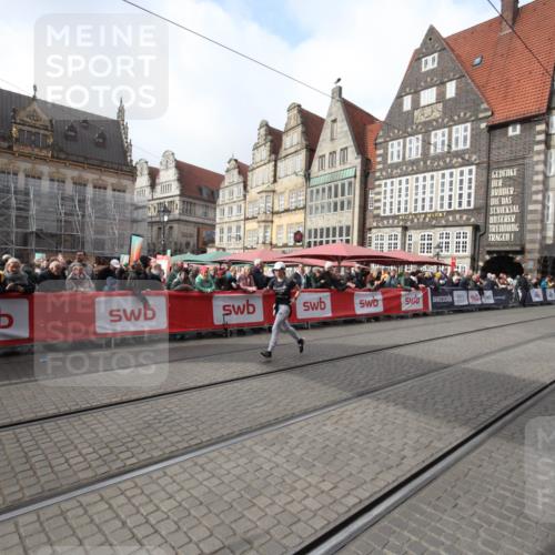 05.10.2025 - 20. swb-Marathon Bremen Yannick Fuchs http://msf.ph/oto/9310424 05.10.2025 11:18:42 Ziel 10472 meine-sportfotos.de