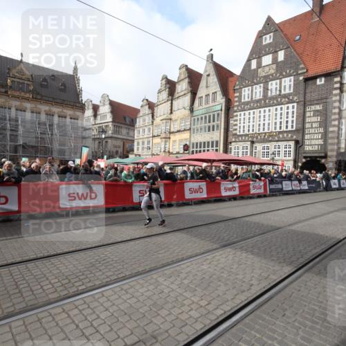 05.10.2025 - 20. swb-Marathon Bremen Yannick Fuchs http://msf.ph/oto/9310426 05.10.2025 11:18:42 Ziel 10472 meine-sportfotos.de