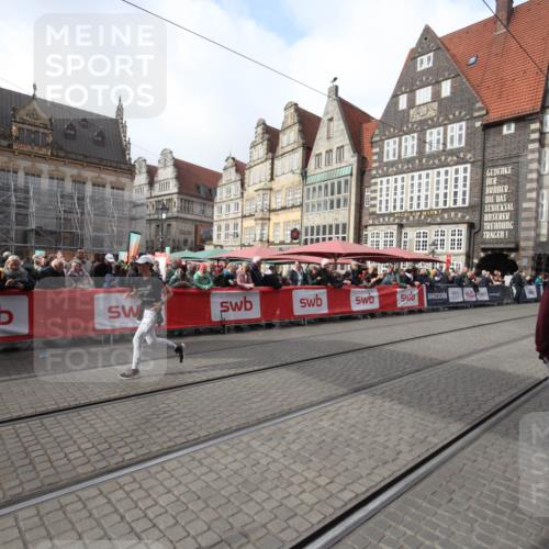 05.10.2025 - 20. swb-Marathon Bremen Yannick Fuchs http://msf.ph/oto/9310430 05.10.2025 11:18:43 Ziel 10472 meine-sportfotos.de