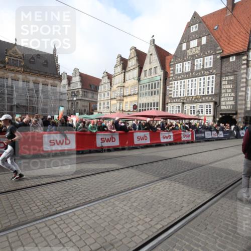 05.10.2025 - 20. swb-Marathon Bremen Yannick Fuchs http://msf.ph/oto/9310434 05.10.2025 11:18:43 Ziel 10472 meine-sportfotos.de