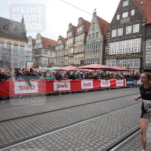 05.10.2025 - 20. swb-Marathon Bremen Yannick Fuchs http://msf.ph/oto/9310667 05.10.2025 11:23:20 Ziel  meine-sportfotos.de