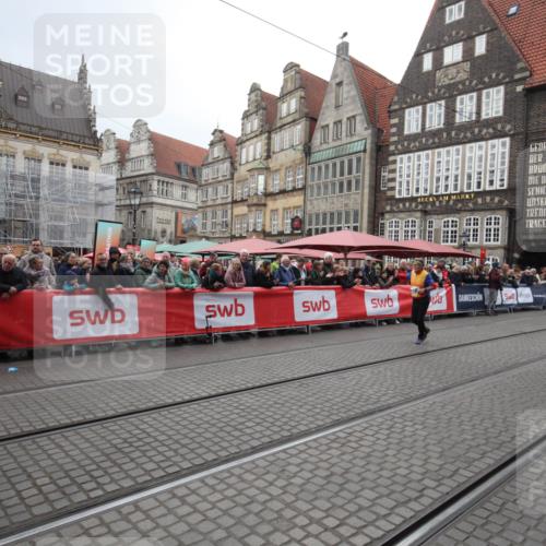 05.10.2025 - 20. swb-Marathon Bremen Yannick Fuchs http://msf.ph/oto/9310669 05.10.2025 11:23:22 Ziel 10724 meine-sportfotos.de