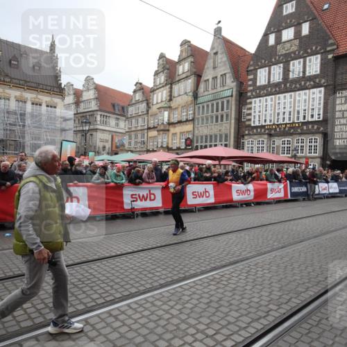 05.10.2025 - 20. swb-Marathon Bremen Yannick Fuchs http://msf.ph/oto/9310671 05.10.2025 11:23:24 Ziel 10724 meine-sportfotos.de