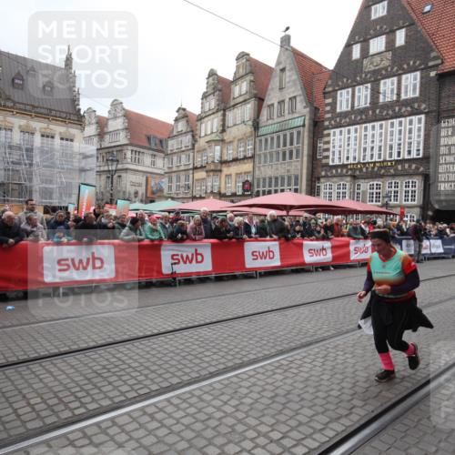 05.10.2025 - 20. swb-Marathon Bremen Yannick Fuchs http://msf.ph/oto/9310731 05.10.2025 11:24:03 Ziel 10774 meine-sportfotos.de