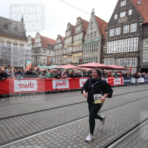 05.10.2025 - 20. swb-Marathon Bremen Yannick Fuchs http://msf.ph/oto/9310766 05.10.2025 11:24:23 Ziel 9733, 11190 meine-sportfotos.de
