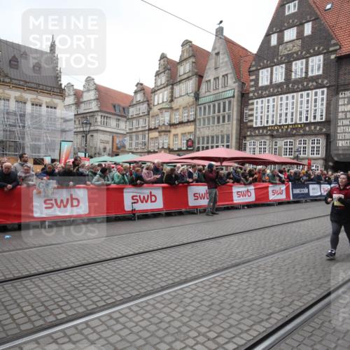 05.10.2025 - 20. swb-Marathon Bremen Yannick Fuchs http://msf.ph/oto/9310860 05.10.2025 11:25:02 Ziel 10096, 10133 meine-sportfotos.de