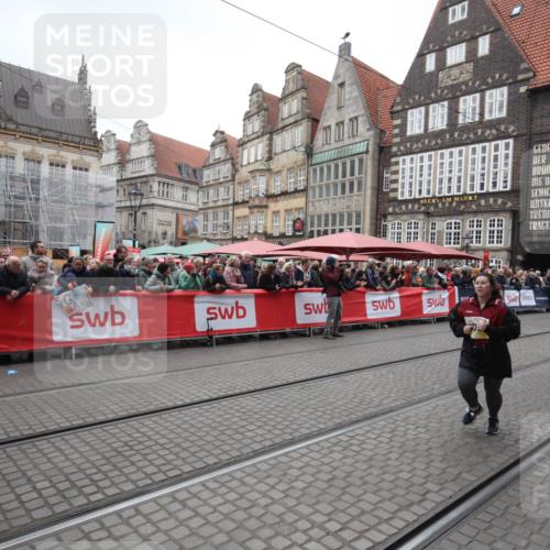 05.10.2025 - 20. swb-Marathon Bremen Yannick Fuchs http://msf.ph/oto/9310862 05.10.2025 11:25:03 Ziel 10096, 10133 meine-sportfotos.de