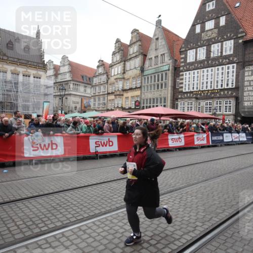 05.10.2025 - 20. swb-Marathon Bremen Yannick Fuchs http://msf.ph/oto/9310865 05.10.2025 11:25:04 Ziel 10096, 10133 meine-sportfotos.de