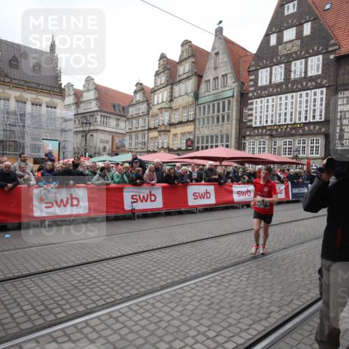 05.10.2025 - 20. swb-Marathon Bremen Yannick Fuchs http://msf.ph/oto/9310900 05.10.2025 11:25:14 Ziel  meine-sportfotos.de